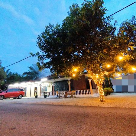 Basrie Villa "Mslim Only" - Mini Cinema , Private Pool , Wi-Fi , Netflix Muar Kültér fotó