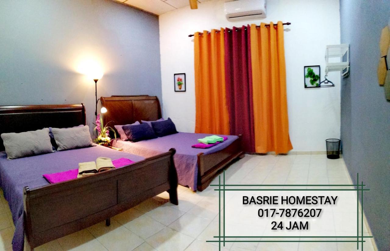 Basrie Villa "Mslim Only" - Mini Cinema , Private Pool , Wi-Fi , Netflix Muar Kültér fotó