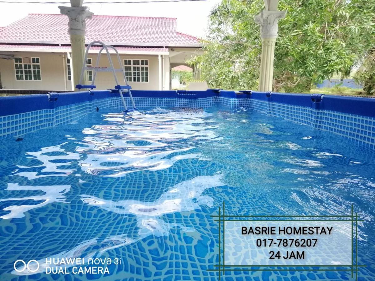 Basrie Villa "Mslim Only" - Mini Cinema , Private Pool , Wi-Fi , Netflix Muar Kültér fotó