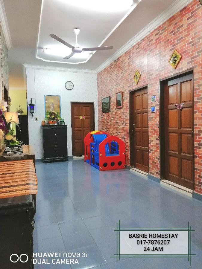 Basrie Villa "Mslim Only" - Mini Cinema , Private Pool , Wi-Fi , Netflix Muar Kültér fotó
